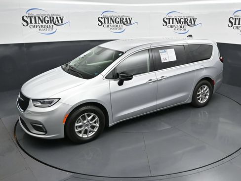 Used 2024 Chrysler Pacifica Touring-L FWD image 23