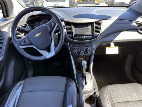 Used 2022 Chevrolet Trax LT w/ LT Convenience Package AWD/4WD image 15