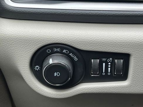 Used 2023 Chrysler Pacifica Touring-L image 26