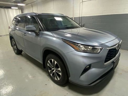 Used 2020 Toyota Highlander XLE AWD/4WD image 4