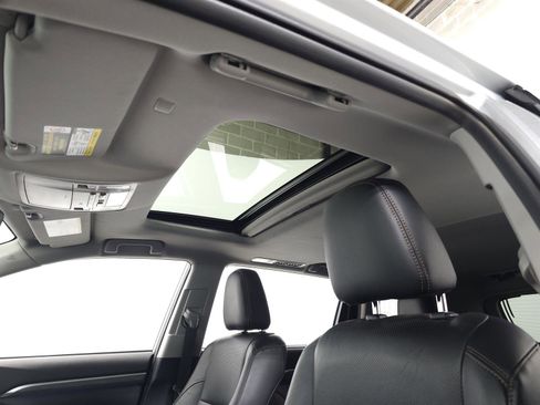 Used 2019 Toyota Highlander Limited image 17