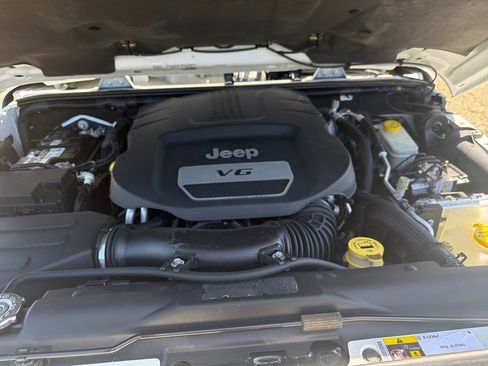 Used 2016 Jeep Wrangler Unlimited Sahara w/ Connectivity Group AWD/4WD image 19