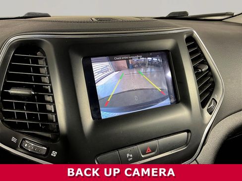 Used 2019 Jeep Cherokee Latitude Plus w/ Comfort/Convenience Group AWD/4WD image 13