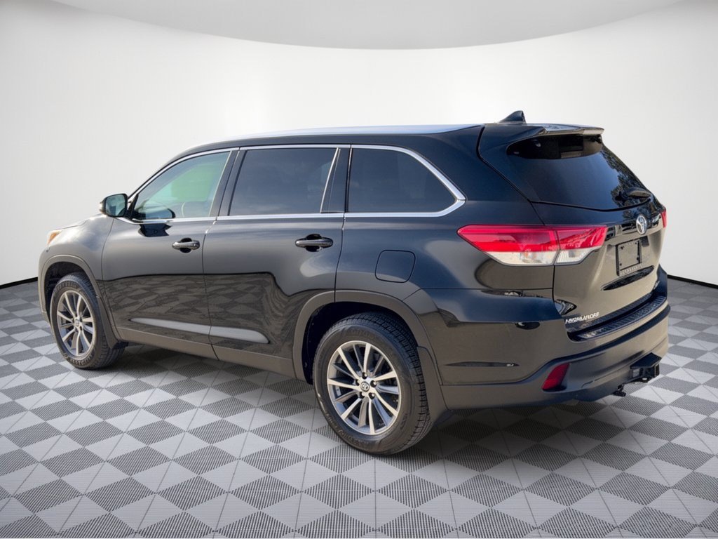 Used 2019 Toyota Highlander XLE AWD/4WD image 3