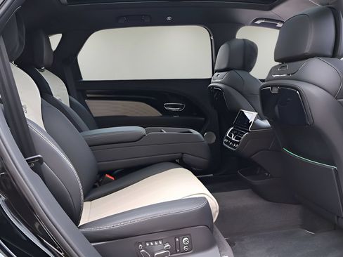 Used 2025 Bentley Bentayga Extended Wheelbase AWD/4WD image 23