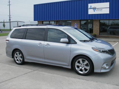 Used 2015 Toyota Sienna SE FWD image 3