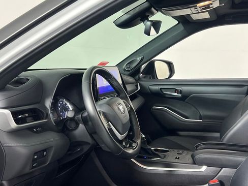 Used 2024 Toyota Highlander XSE image 19