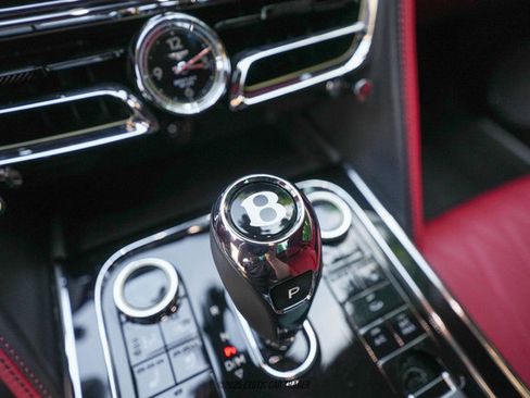 Used 2022 Bentley Flying Spur V8 image 21