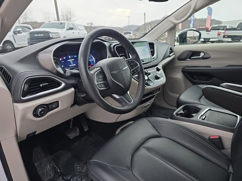 Used 2024 Chrysler Pacifica Select image 12