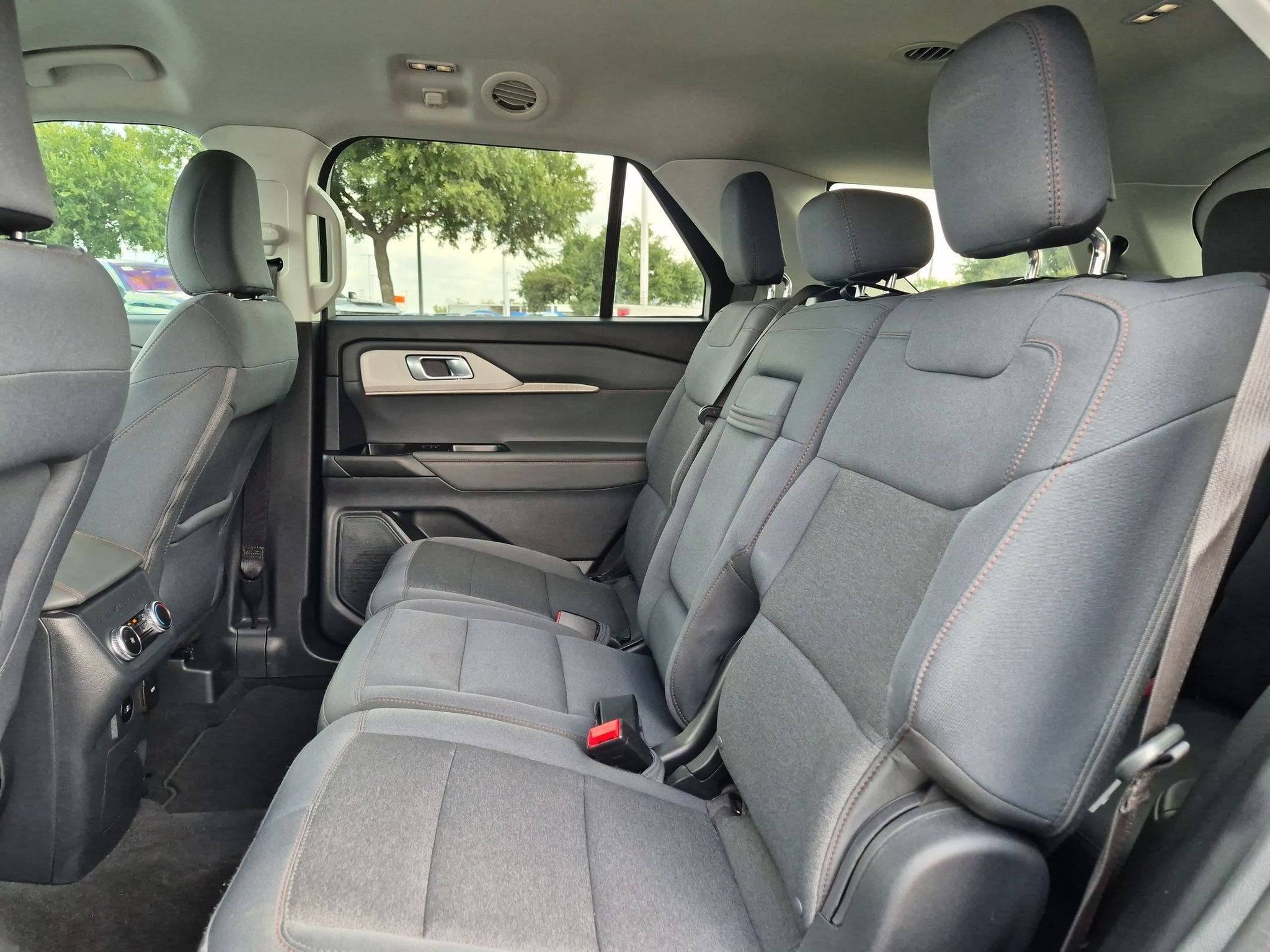 Used 2025 Ford Explorer Active RWD image 14