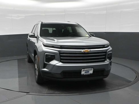 Used 2024 Chevrolet Traverse LT image 3