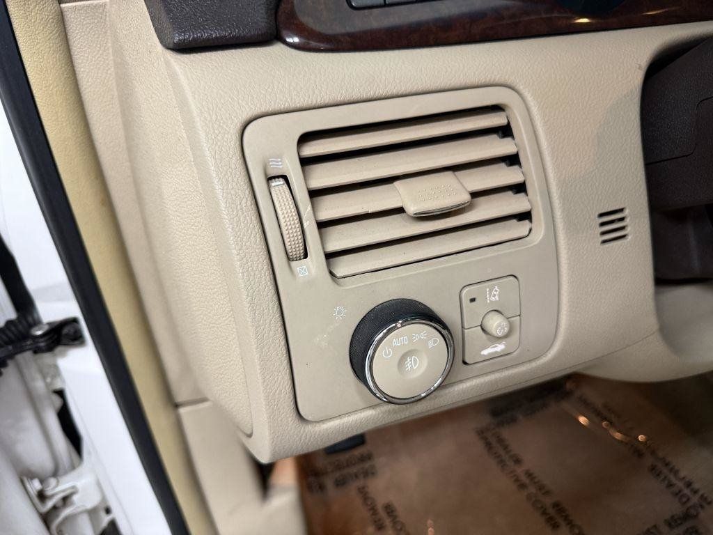 Used 2010 Buick Lucerne CXL FWD image 16