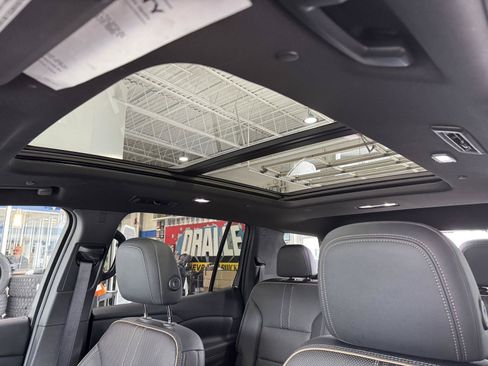 Used 2025 Chevrolet Traverse High Country w/ LPO, Floor Liner Package AWD/4WD image 9