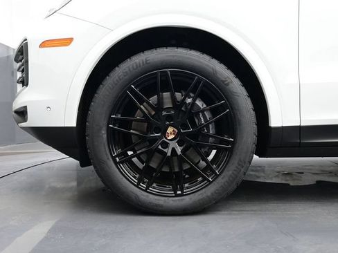 Certified 2025 Porsche Cayenne AWD/4WD image 6