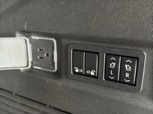 Used 2021 GMC Yukon AT4 w/ Rear Media and Nav Package AWD/4WD image 25