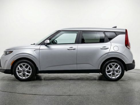 Used 2025 Kia Soul LX w/ LX Technology Package FWD image 5