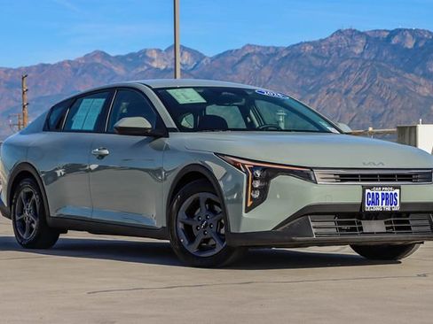 Used 2025 Kia K4 LXS image 2