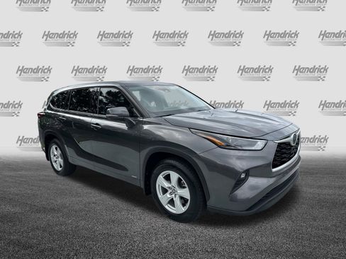 Used 2022 Toyota Highlander LE AWD/4WD image 2
