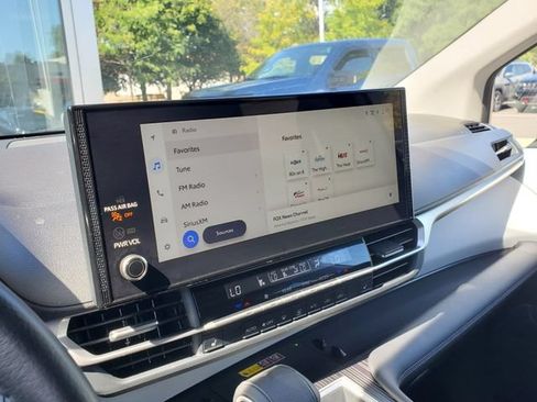 Certified 2025 Toyota Sienna XLE FWD image 28