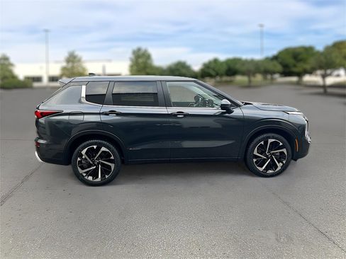 Used 2024 Mitsubishi Outlander SE image 8