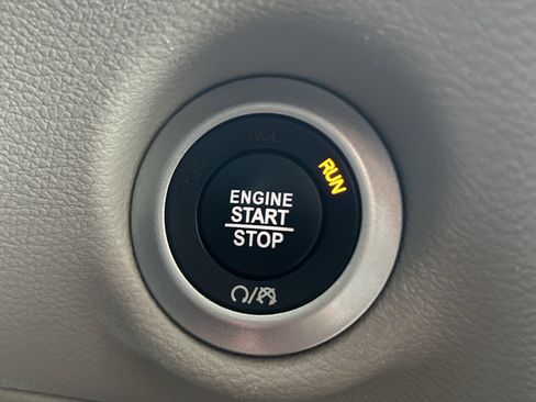 Used 2023 Chrysler Pacifica Touring-L FWD image 30