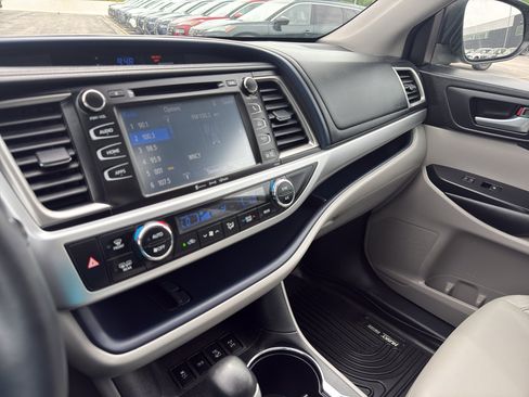 Used 2016 Toyota Highlander XLE AWD/4WD image 21