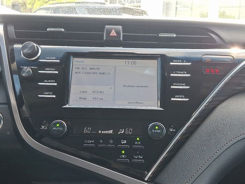 Used 2018 Toyota Camry XLE FWD image 15
