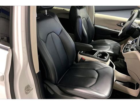 Used 2024 Chrysler Pacifica Touring-L image 9