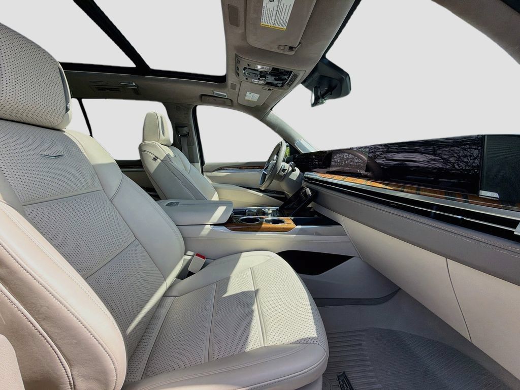 Certified 2025 Cadillac Escalade Sport Platinum w/ LPO, ONYX Package AWD/4WD image 32