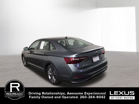 Used 2024 Volkswagen Jetta SE FWD image 8