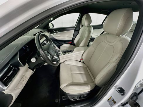 Used 2025 Genesis G70 2.5T RWD image 13