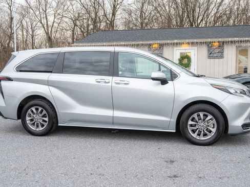 Used 2024 Toyota Sienna LE image 12