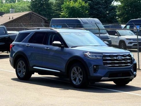 Used 2025 Ford Explorer Active w/ Active Comfort Package AWD/4WD image 3