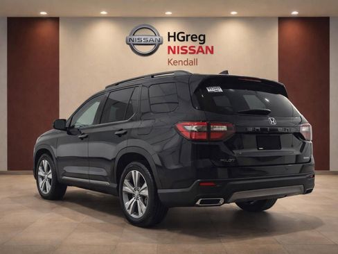 Used 2024 Honda Pilot Touring image 2