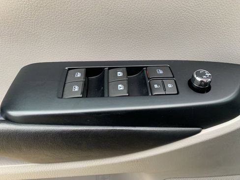 Used 2018 Toyota Highlander XLE image 12