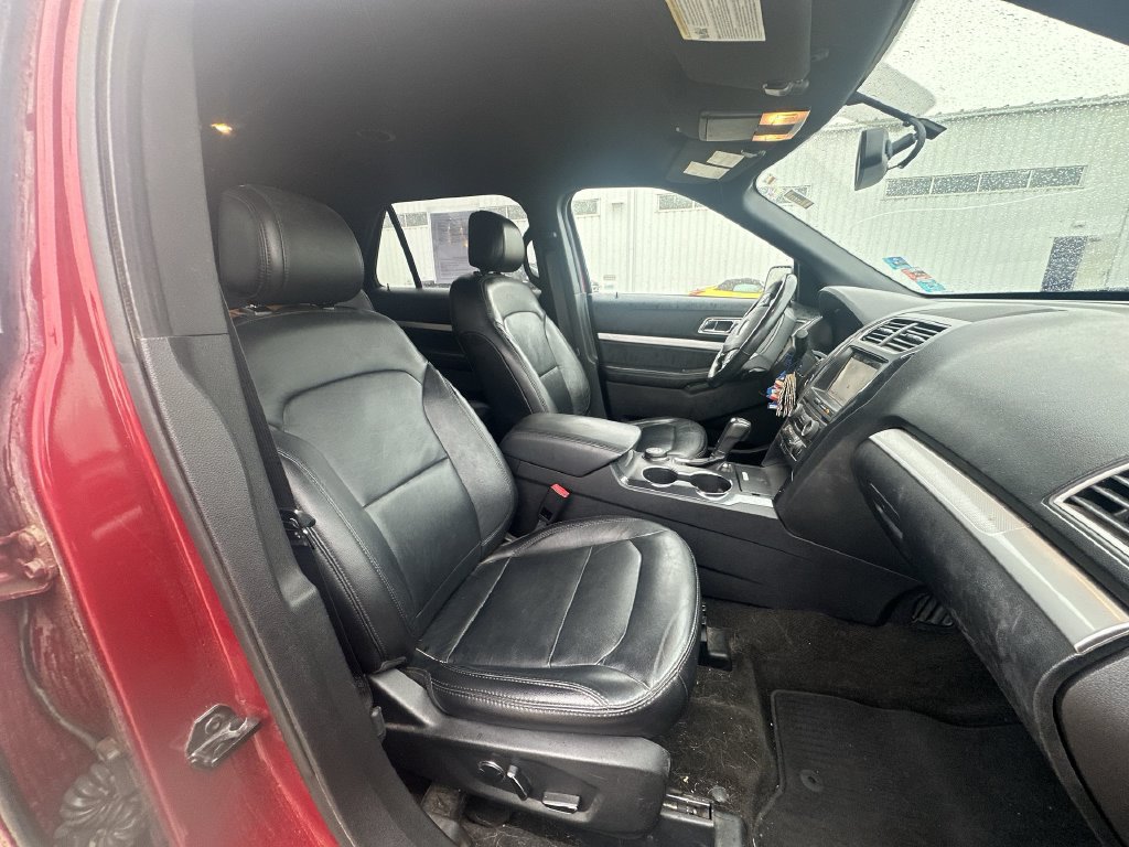 Used 2017 Ford Explorer XLT w/ Equipment Group 202A AWD/4WD image 28