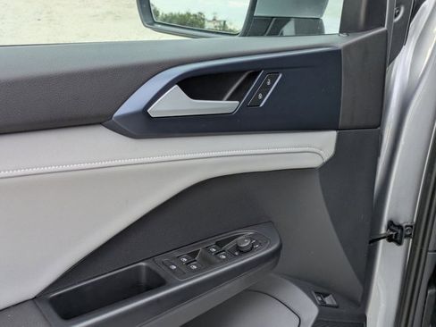 Used 2024 Volkswagen Taos SE image 3