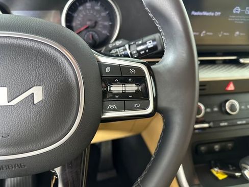 Used 2024 Kia Carnival LX image 16