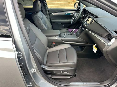 New 2025 Cadillac XT5 Luxury image 9