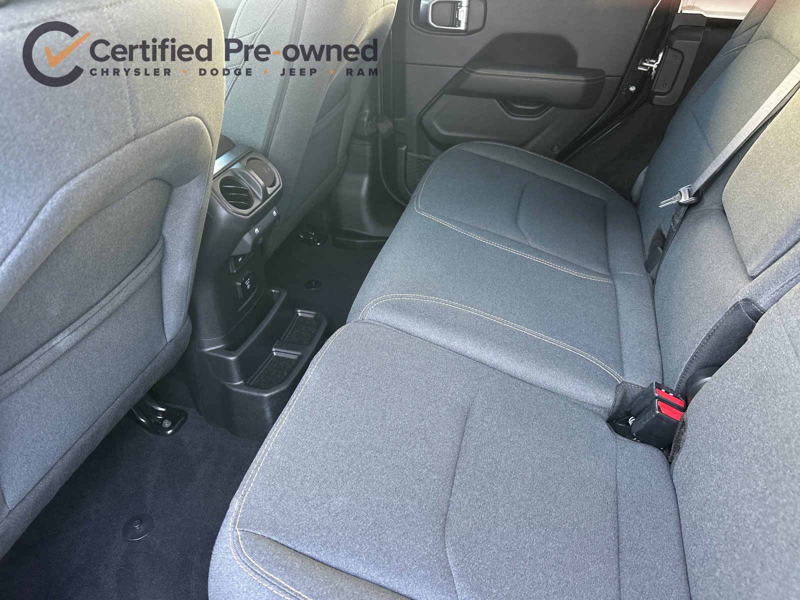 Used 2025 Jeep Wrangler Unlimited Sahara w/ Safety Group AWD/4WD image 13