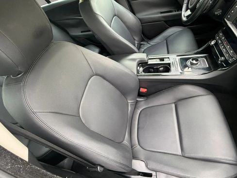 Used 2018 Jaguar XE Premium RWD image 24