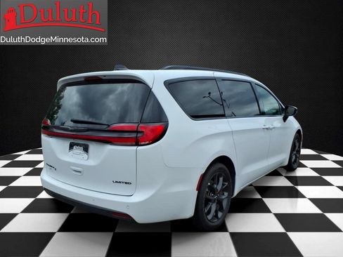 Used 2025 Chrysler Pacifica Limited FWD image 5