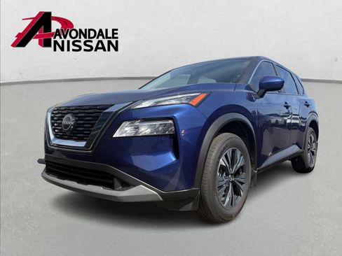 Used 2023 Nissan Rogue SV image 2