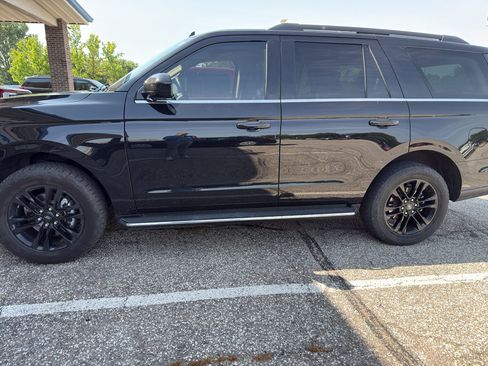 Used 2022 Ford Expedition XLT AWD/4WD image 2