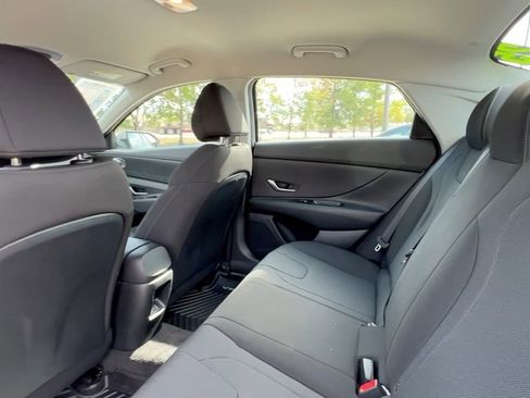 Certified 2025 Hyundai Elantra SE image 37