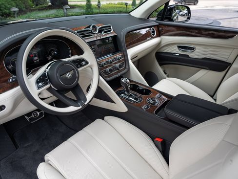 Used 2024 Bentley Bentayga Extended Wheelbase image 19