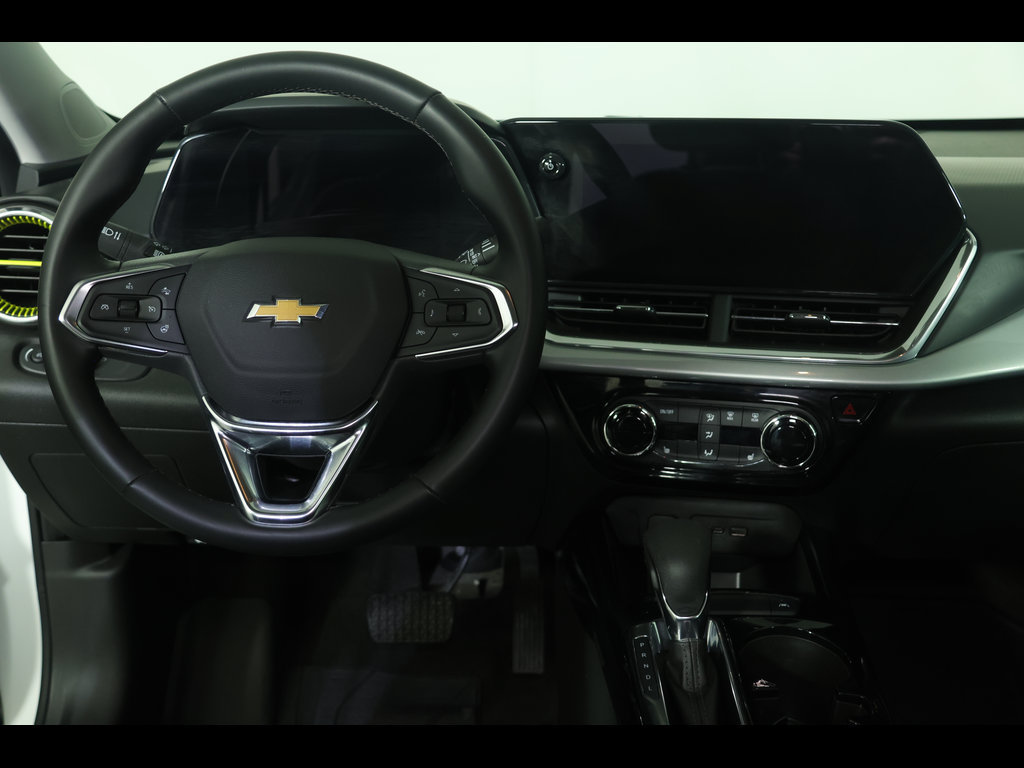 Used 2025 Chevrolet Trax LT w/ Driver Confidence Package FWD image 17