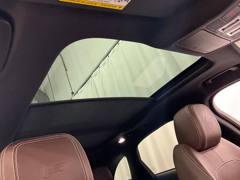 Used 2018 Jaguar F-PACE S image 21