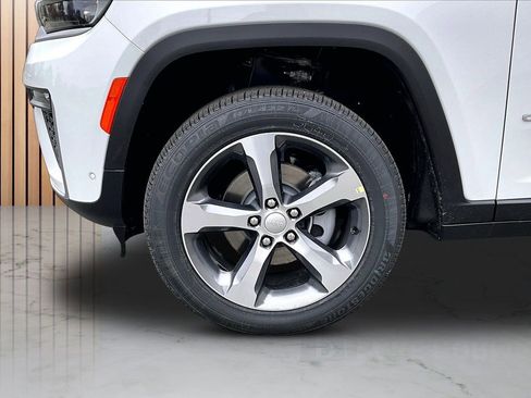New 2026 Jeep Grand Cherokee Limited w/ Luxury Tech Group II AWD/4WD image 33