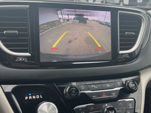 Used 2023 Chrysler Pacifica Touring-L FWD image 44